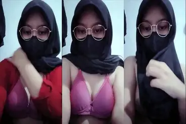 Bokep Hijab ABG Toge Kacamata Live Barbar Lumer Hot poster
