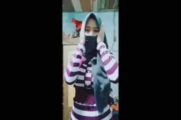 Cewek Jilbab Buka Bukaan Colmek Memek Basah Banjir poster
