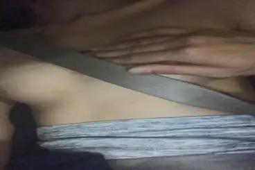 Di Mobil ABG Cantik Asyik Mainin Pentil Sange poster