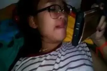 Gadis Cantik Pasrah Goyang Kasur Makin Dalam poster