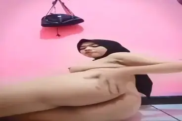 Jilbab Soleh Colmek Diam-diam Nunggu Pacar di Belakang Tas poster