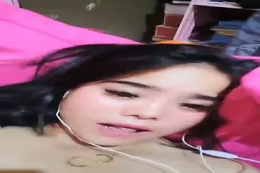 Pamer Memek Basah Live Pake Earphone Putih poster